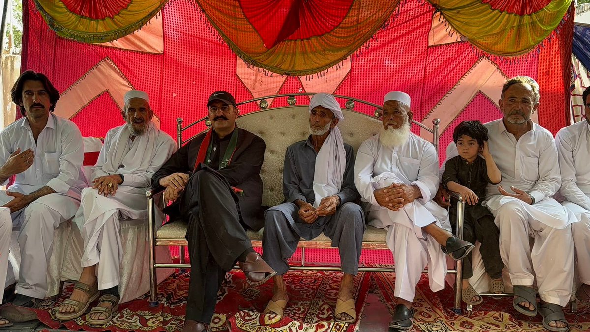MalikPakhtunYar's tweet photo. سابق صوبائی وزیر پختون یار خان کی سیروبڈا خیل آمد پر شاندار اور بھرپور استقبال کیا گیا اس موقع پر علاقہ مشران کی جانب سے انہیں روایتی پگڑی پہنائی گئی اور نیک تمناؤں کا اظہار کیا گیا۔ https://t.co/hDvLcMjQKM