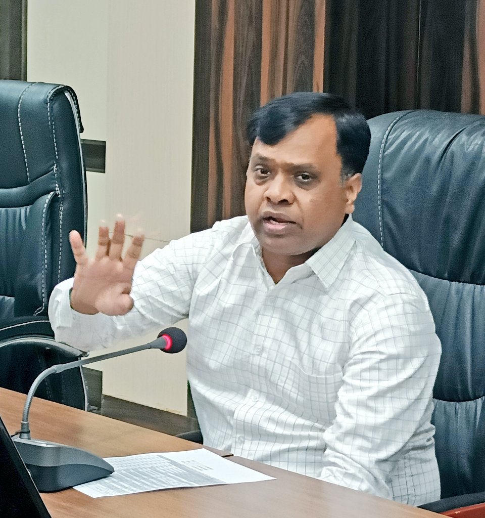 रीवा में नए कलेक्टर के खिलाफ कर्मचारियों ने मोर्चा संभाल लिया है। समस्या ये है कि कलेक्टर सभी को समय पर आने और काम करने के लिए कहते हैं।
मतलब बाबूगीरी पर लगाम लगाना चाहते हैं, 20 सालों का नेक्सस एक कलेक्टर के सामने कैसे झुक सकता है ?
