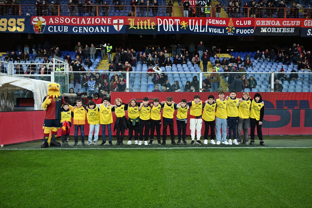 CSInazionale's tweet photo. I ragazzi della Philadelphia Junior Cup pronti a dare il via al match al Ferraris 💥

📸 Foto @GenoaCFC 
#PhiladelphiaJuniorCup https://t.co/y2wmtI04ir