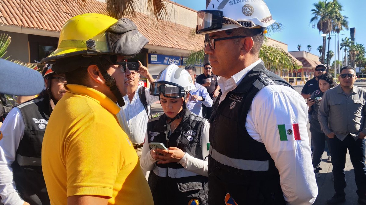 CNPC_MX's tweet photo. En Los Mochis, Sinaloa, la #MisiónECO de la #CNPC de la @SSPCMexico participa en las labores de coordinación y reconocimiento tras el incidente registrado en Plaza Fiesta Las Palmas.

En el lugar se mantiene trabajo conjunto con autoridades municipales, @Defensamx1, @SEMAR_mx, @GN_MEXICO_, autoridades estatales y cuerpos de emergencia.

Durante las acciones operativas se realizan recorridos de inspección y evaluación junto con @PC_Sinaloa, Bomberos y el equipo especializado USAR Sinaloa.

Asimismo, se mantiene atención y acompañamiento a las familias de las víctimas.