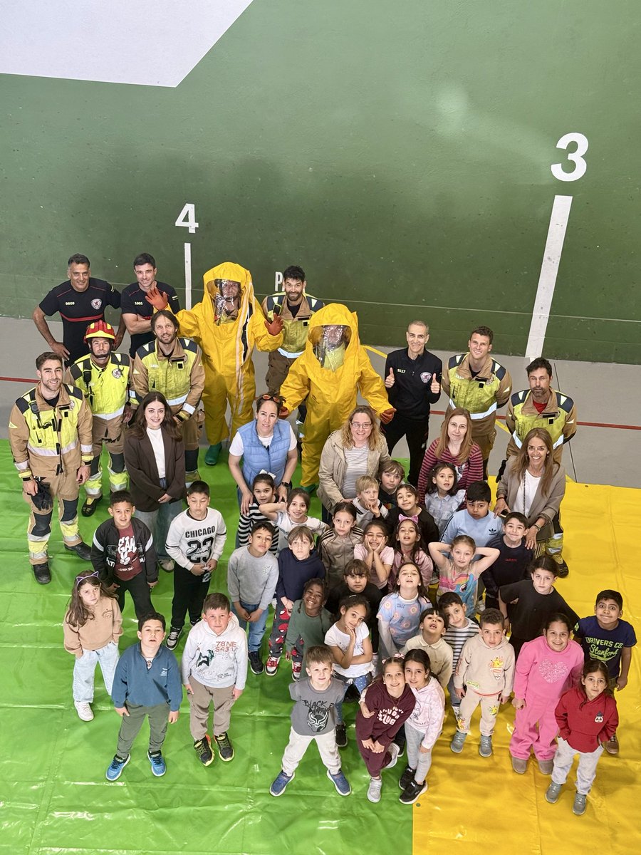 leonbomberos's tweet photo. Visita del CEIP Gumersindo de Azcárate. Os esperamos de nuevo. Hasta pronto. #bomberosleon #leonesp #bomberos #suhiltzaileak #bombers #bombeiros #firefighter #firemen #Feuerwehrleute #pompiers https://t.co/ni7O6ODVNu