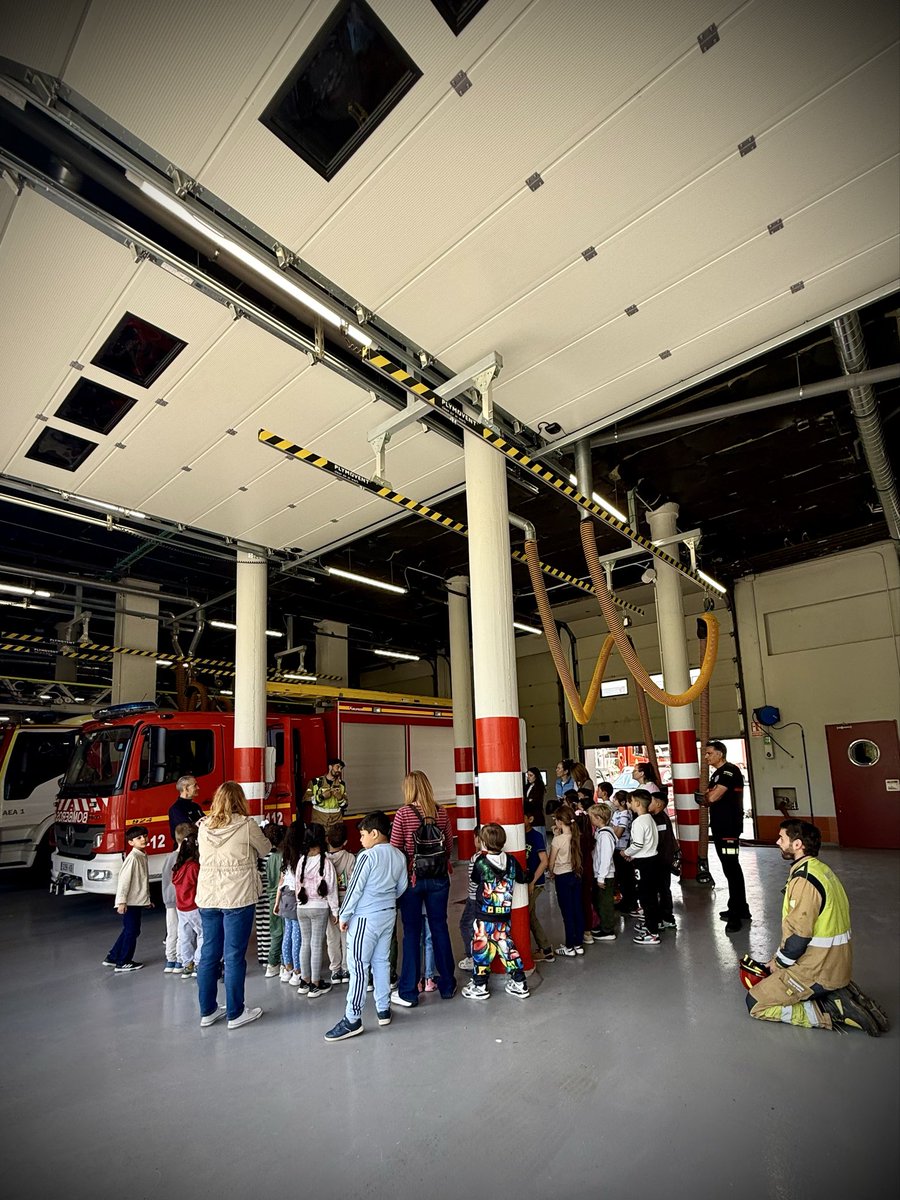 leonbomberos's tweet photo. Visita del CEIP Gumersindo de Azcárate. Os esperamos de nuevo. Hasta pronto. #bomberosleon #leonesp #bomberos #suhiltzaileak #bombers #bombeiros #firefighter #firemen #Feuerwehrleute #pompiers https://t.co/ni7O6ODVNu
