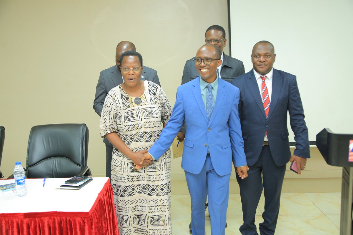 BugandaKingdom_'s tweet photo. Ababaka ba Paalamenti abaggya abava mu Buganda balambikiddwa ku buweereza bwabwe eri Obwakabaka bwa Buganda. 

Olukungaana luno lutudde ku hotel Africana, lwetabiddwamu ababaka abakiikirira abantu mu bitundu bya Buganda awatali kwawula mu bibiina oba eddiini. 

Minisita wa Gavumenti ez’Ebitundu, okulambula kwa Kabaka n'ensonga za Buganda ebweru, Oweek Joseph Kawuki, bw'abadde alambika ababaka bano abasabye okufaayo ennyo okumanya ku ngeri Buganda gyekolamu ebintu by'ayo ebitambulira mu lujegere olutandikira mu kuwuliriza, okulowooza, oluvannyuma ne bwogera era eno y'ensonga lwaki Buganda temala gavaayo kwogera ku buli nsonga nga tesoose kwetegereza. Oweek Kawuki agamba nti omubaka yenna okumanya enkola ya Buganda alina okwenyigira mu nteekateeka z'Obwakabaka omuli; oluwalo, amatikkira n'amazaalibwa ga Kabaka, emisinde gy'amazaalibwa ga Kabaka, ez'enkulaakulana n'okufaayo ennyo okumanya ebifa e Mmengo. 

Abakubirizza okunyweza obumu basobole okusakira Buganda enkulaakulana eyanamaddala omuli enguudo ennungi, amalwaliro, n'ebyenjigiriza ebitaliimu kuboolebwa. Wabula mu kutuukiriza ensonga eno abategeezezza nti basaana bave ku nkondo y'ebibiina baddeko mu kabondo ka Buganda basse kimu. 

Nga bagenda mu Paalamenti ye 12, Minisita Kawuki abasabye balinnyise omutindo gw'omubaka wa Paalamenti nga bakola ebyo ebisaanidde okukolebwa awatali kwewebuula, era n'abakuutira okwekwata ensonga ssemasonga ettaano bannyonyoke bulungi olugendo Buganda lwekutte olw'okudda ku ntikko era benyigiremu. 

Dr. Lulume Bayiga, amyuka Ssentebe w'akabondo ka Buganda awadde ebituukiddwako n'ebibasomoozezza mu kisanja ky'abwe. Mu bikoleddwa; basobode okulambula ebitundu bya Buganda ebibaddemu endooliito z'okugoba abantu ku bibanja byabwe ne basobola okuyimiriza enteekateeka za bannakigwanyizi bano, era balambudde ettaka okutudde ebibira bya Uganda ne balemesa ebikolwa by'okutema ebibira bino, beenyigidde mu misinde gy'amazaalibwa ga Kabaka, batambula bumu n'Abaami ba Kabaka mu kuwayo luwalo n'endala. 

Dr. Lulume agamba nti okusomoozebwa kwe basanze kwesigamye ku nsonga eziwerako,okuli; Akabondo kaabwe okutemebwamu ennyo eby'obufuzi okulaba nga bava ku mulamwa ogw'okusaka amaanyi ag'obusukkulumu, obutawangana kitiibwa omuli eggume, n'abakulembeze obutakkiriza kulungamizibwa, obutannyikiza bigendererwa bya kabondo naddala ebibagatta awamu, okweyagaliza okwa ssekinnoomu okusanyawo ebigendererwa eby'awamu, Ababaka obutaagala kuwayo na kwerekereza basobole okubaako byebakola eby'awamu. 

Akabondo k'ababaka ba Buganda kaliko ebintu ebitali bimu bye kazze kakwasizaako obwakabaka omuli okuwayo emotoka y'Abataka, okuwagira n'ensimbi enteekateeka z'obwakabaka omuli n'okujjumbira emikolo gy'Obwakabaka, okuwagira kaweefube wa mmwanyi terimba n'ebirala.
