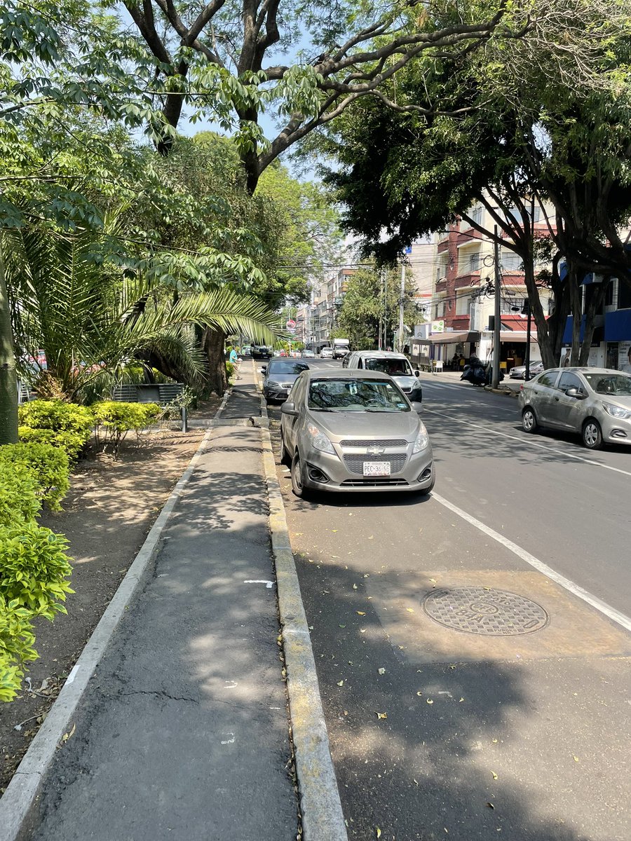 aldom90's tweet photo. @UCS_GCDMX desde cuándo se puede estacionar en ciclovía de Gabriel Mancera y obrero mundial? https://t.co/gS3v0EblQG