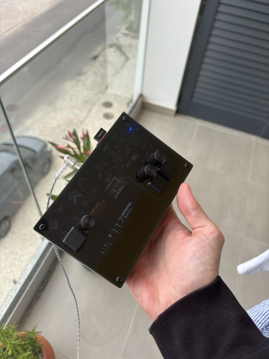 antoine_os's tweet photo. check out my new ipod https://t.co/B2OSsp1SVc
