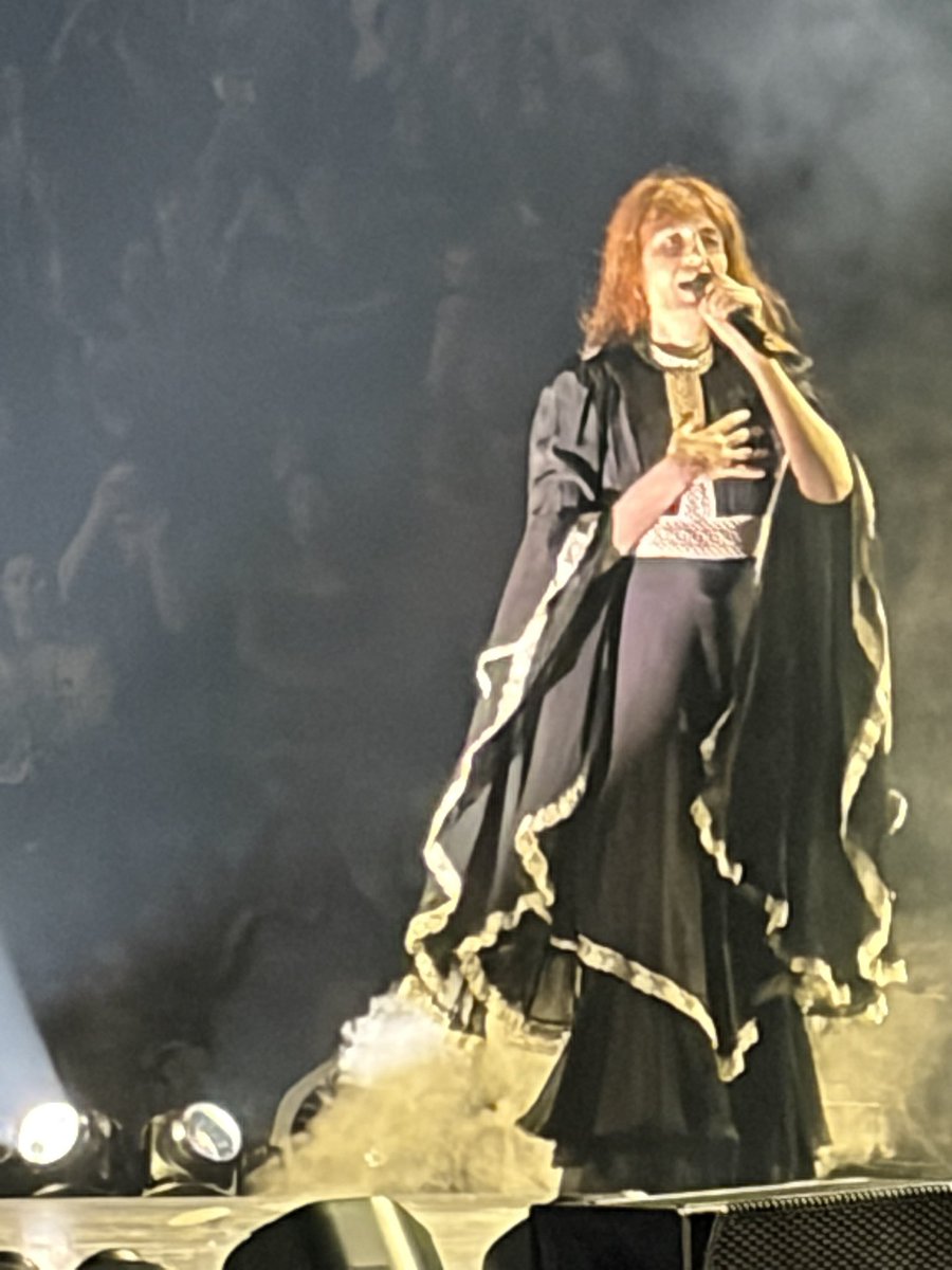 hherewegoagain2's tweet photo. i saw florence + the machine in concert last night wearing my lottie matthews shirt #yellowjackets #lottiematthews #lottienat #FREEPALESTİNE https://t.co/N1SURyyAJU