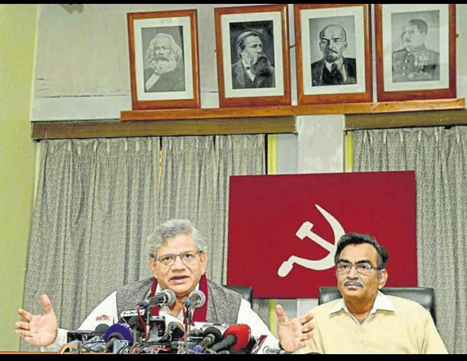 दिल्ली कम्युनिस्ट पार्टी के मुख्यालय के मुख्य कक्ष में एक भी भारतीय नेता का चित्र नहीं लगा है। कार्ल मार्क्स और फ्रेडरिक एंजेल्स के साथ लेनिन की फोटो लगी है जिसने 2 लाख फांसियों सहित सवा करोड़ लोगों को मौत के घाट उतरवाया था। 
दूसरी फोटो जोसेफ स्टालिन की है जिसने 60 लाख लोगों को