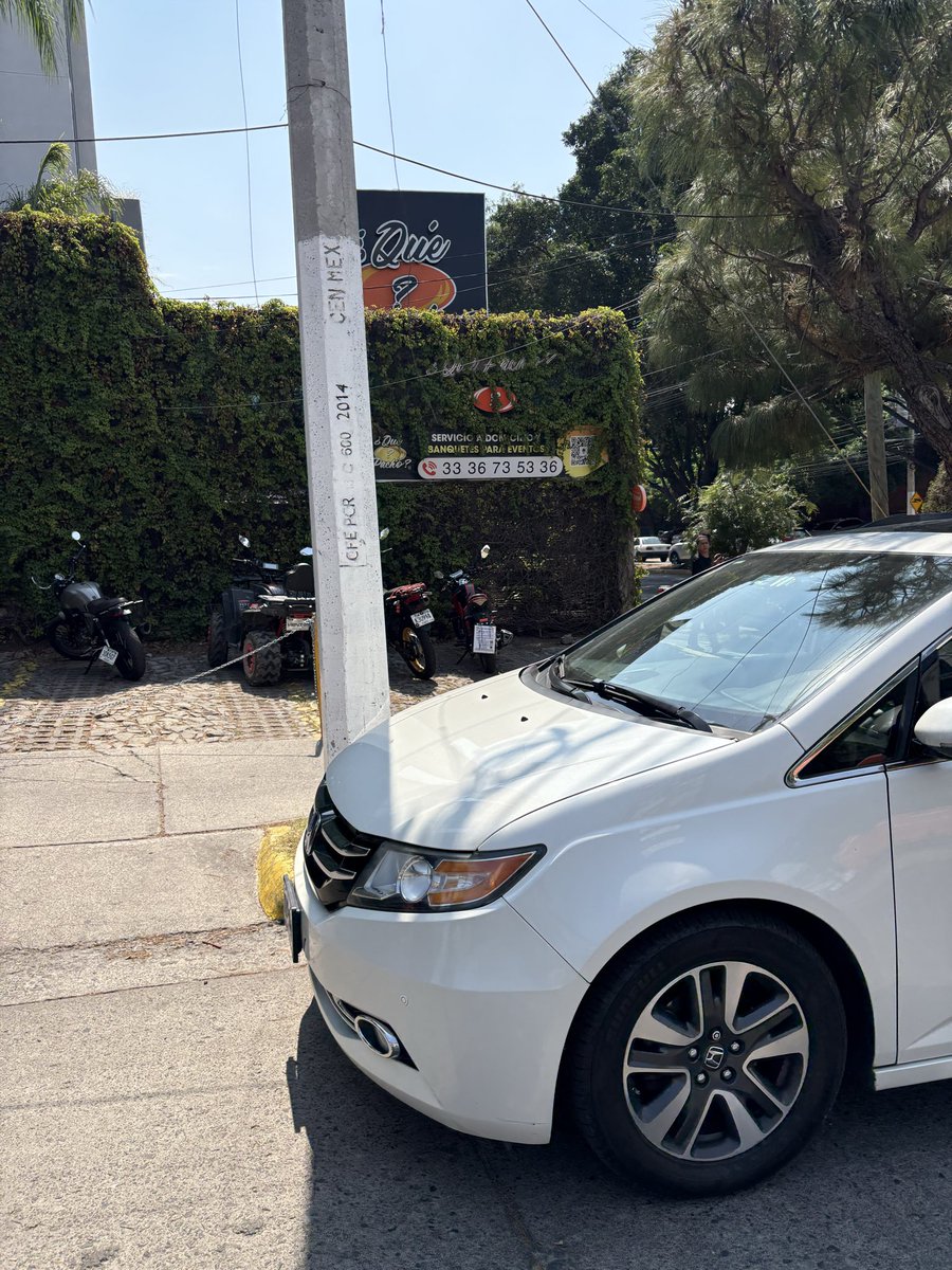 quepacho's tweet photo. Está obstruyendo mi estacionamiento del restaurante, ya estamos abiertos, estamos en avenida Naciones Unidas 47 62, esquina con Bruno Traven. @MovilidadZap @Trafico_ZMG https://t.co/66tWIg6Bj3