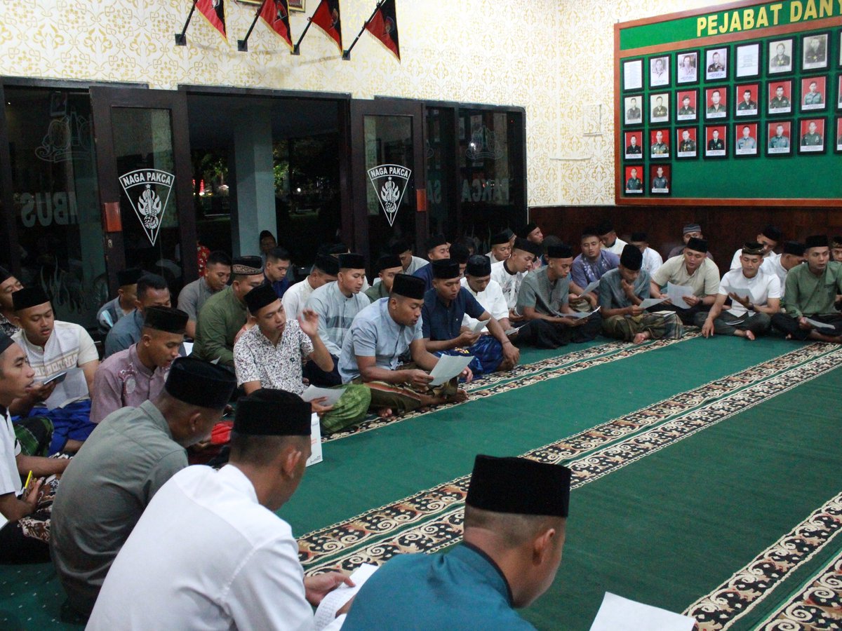 yonarmed3's tweet photo. Yonarmed 3/Naga Pakca Gelar Yasinan Bersama di Mako Batalyon

Magelang – Yonarmed 3/Naga Pakca melaksanakan kegiatan yasinan bersama pada Kamis, 7 Mei 2026 usai pelaksanaan sholat Maghrib berjamaah bertempat di Mako Yonarmed 3/Naga Pakca. https://t.co/AqY680OJst