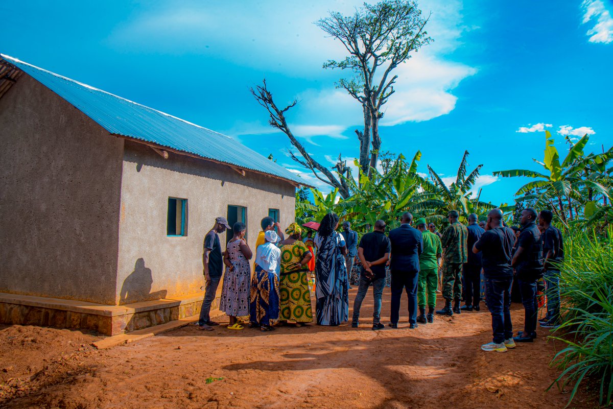NgomaDistrict's tweet photo. Uyu munsi,Abagize Komite Nyobizi y'Akarere,inzego z'umutekano n'abagize uragaga rw'abagore basuye umukecuru KAGAJU Therese wo mu Murenge wa Zaza, Akagali ka Ruhembe warokotse Jenoside yakorewe Abatutsi mu 1994 bamushikiriza igare ry'abafite ubumuga n'ibindi bimufasha mu buzima. https://t.co/7bjFoIT10L