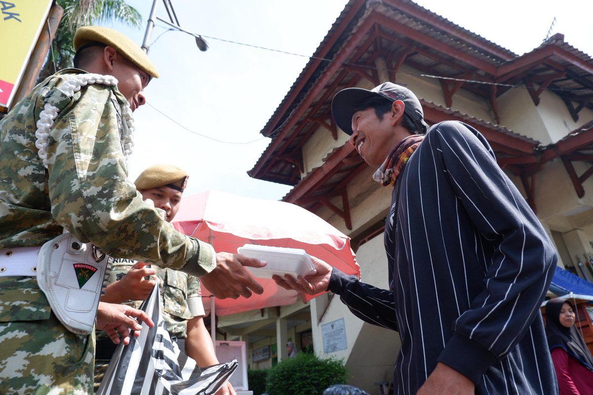 yonarmed3's tweet photo. Jumat Berkah, Baterai Markas Yonarmed 3/Naga Pakca Berbagi Kepada Warga Pasar Kebonpolo

Magelang – Dalam rangka menumbuhkan kepedulian sosial dan mempererat hubungan dengan masyarakat, Baterai Markas Yonarmed 3/Naga Pakca melaksanakan kegiatan Jumat Berkah https://t.co/9ti2nCSERi