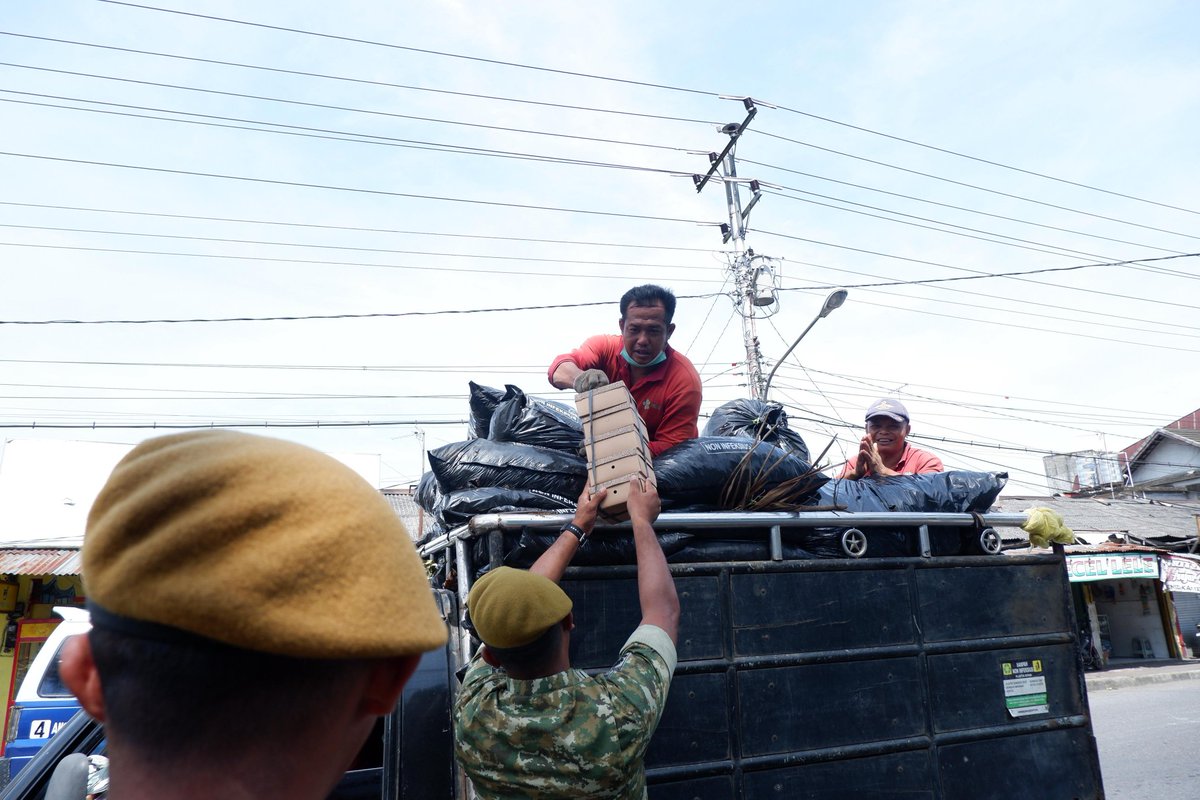 yonarmed3's tweet photo. Jumat Berkah, Baterai Markas Yonarmed 3/Naga Pakca Berbagi Kepada Warga Pasar Kebonpolo

Magelang – Dalam rangka menumbuhkan kepedulian sosial dan mempererat hubungan dengan masyarakat, Baterai Markas Yonarmed 3/Naga Pakca melaksanakan kegiatan Jumat Berkah https://t.co/9ti2nCSERi