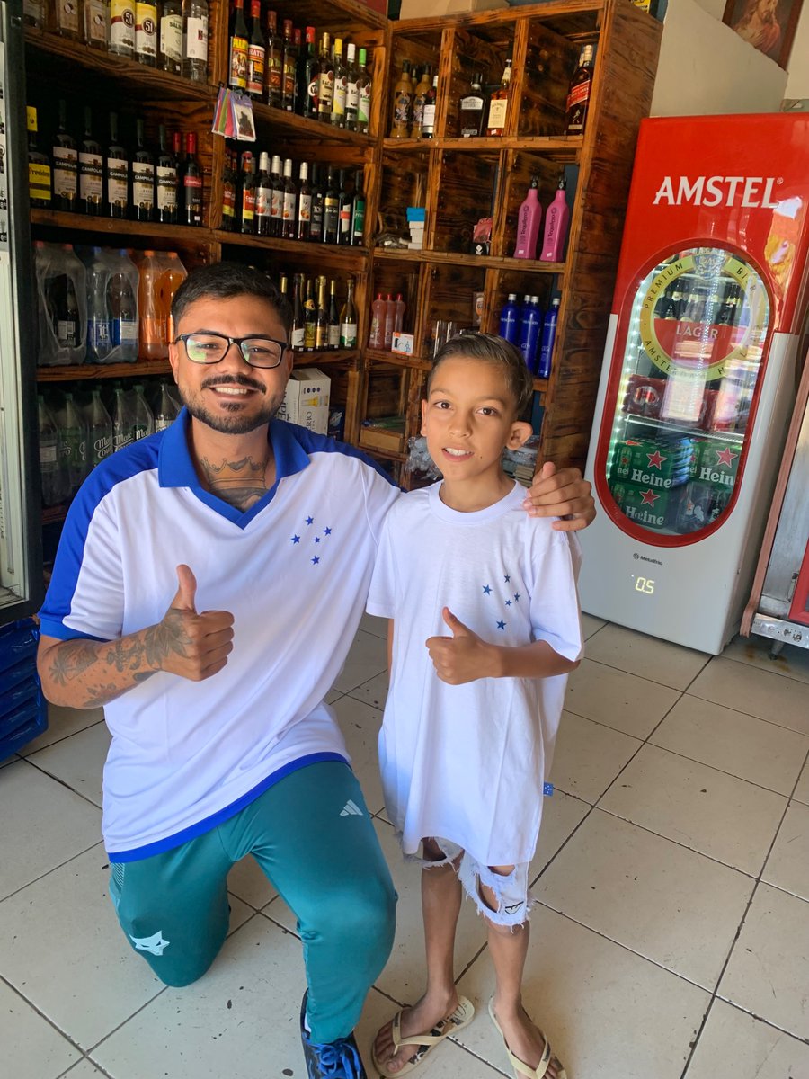 Mais uma criança cruzeirense ganhou seu manto 💙🤍
Fui na distribuidora do tio dele e ainda ganhei umas cervejas de presenta haha (eu quis pagar de toda forma, mas ele insistiu)

insta: cruzeirodetodos