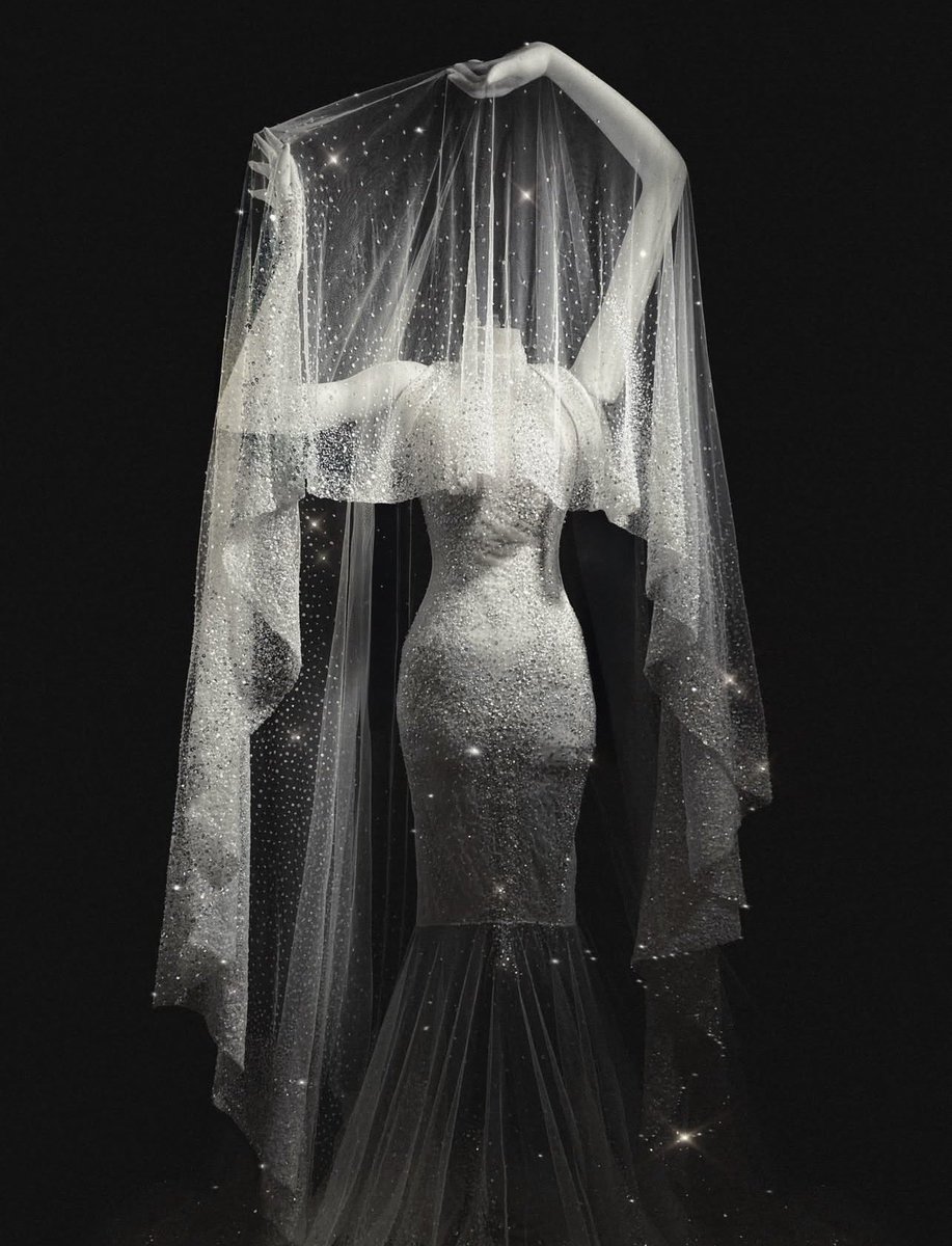 Designer <a href="/RobertWun/">Robert Wun</a> IG update:

“🤍For LISA✨

“The Veil” for lalalalisa_m at the MET GALA 2026

A fully crystalised embroidery silk tulle gown and veil, capturing the concept of “A Frozen Sculpture Lifting her Veil “. Consists of 66,960 White <a href="/swarovski/">swarovski</a> crystals embroidery, with