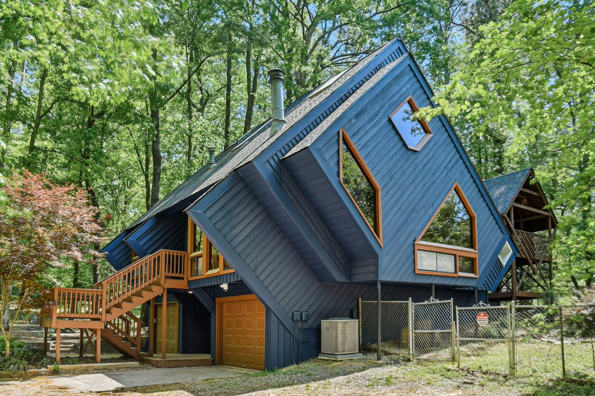 Zillow Gone Wild 🏡 tweet media