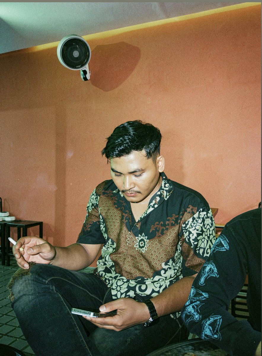 uncleel90s's tweet photo. Batikan ke kalangan anak kalcer https://t.co/IQAUxN6LOK