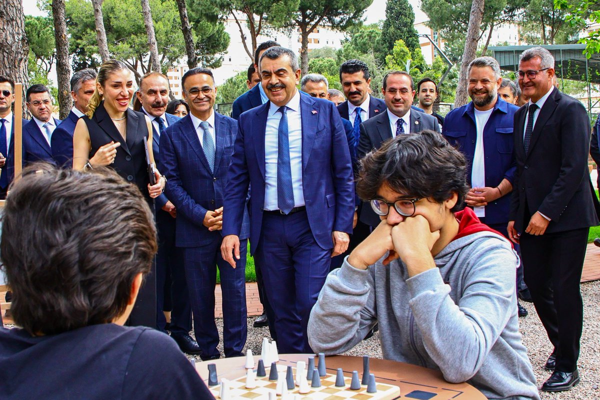 izmir_ilmem's tweet photo. 📍 Millî Eğitim Bakanımız Yusuf Tekin’in katılımıyla, İzmir’de “Fen Liseleri Kampüslerini Dönüştürme Lansmanı” gerçekleştirildi.

Millî Eğitim Bakanlığımız himayesinde, İzmir İl Millî Eğitim Müdürlüğü koordinasyonunda yürütülen “Fen Bahçeleri Türkiye’nin Bilim Projesi” kapsamında; İzmirli hayırsever Soyuerel ailesinin desteğiyle yenilenen İzmir Fen Lisesi kampüsü öğrencilerimizle buluştu.

Açık hava matematik sınıfı, satranç alanları, gölet, zeytinlik, amfi tiyatro ve padel sahalarıyla yeniden tasarlanan kampüs; öğrencilerimizin akademik, sosyal ve kültürel gelişimlerine katkı sunacak modern bir yaşam alanına dönüştürüldü.

Programda konuşan Bakanımız Yusuf Tekin, eğitimin yalnızca dersliklerle sınırlı olmadığını vurgulayarak Türkiye Yüzyılı Maarif Modeli doğrultusunda okul bahçelerinin de öğrenmenin ve gelişimin önemli bir parçası olduğunu ifade etti.

İl Millî Eğitim Müdürümüz Dr. Ömer Yahşi’nin ev sahipliğinde gerçekleştirilen program; eğitim yöneticileri, öğretmenler, veliler ve öğrencilerimizin yoğun katılımıyla gerçekleşti.

#TürkiyeYüzyılıMaarifModeli #FenBahçeleri #İzmir #Eğitim #FenLiseleri 
@tcmeb @Yusuf__Tekin @drsuleymanelban @yahsiomer