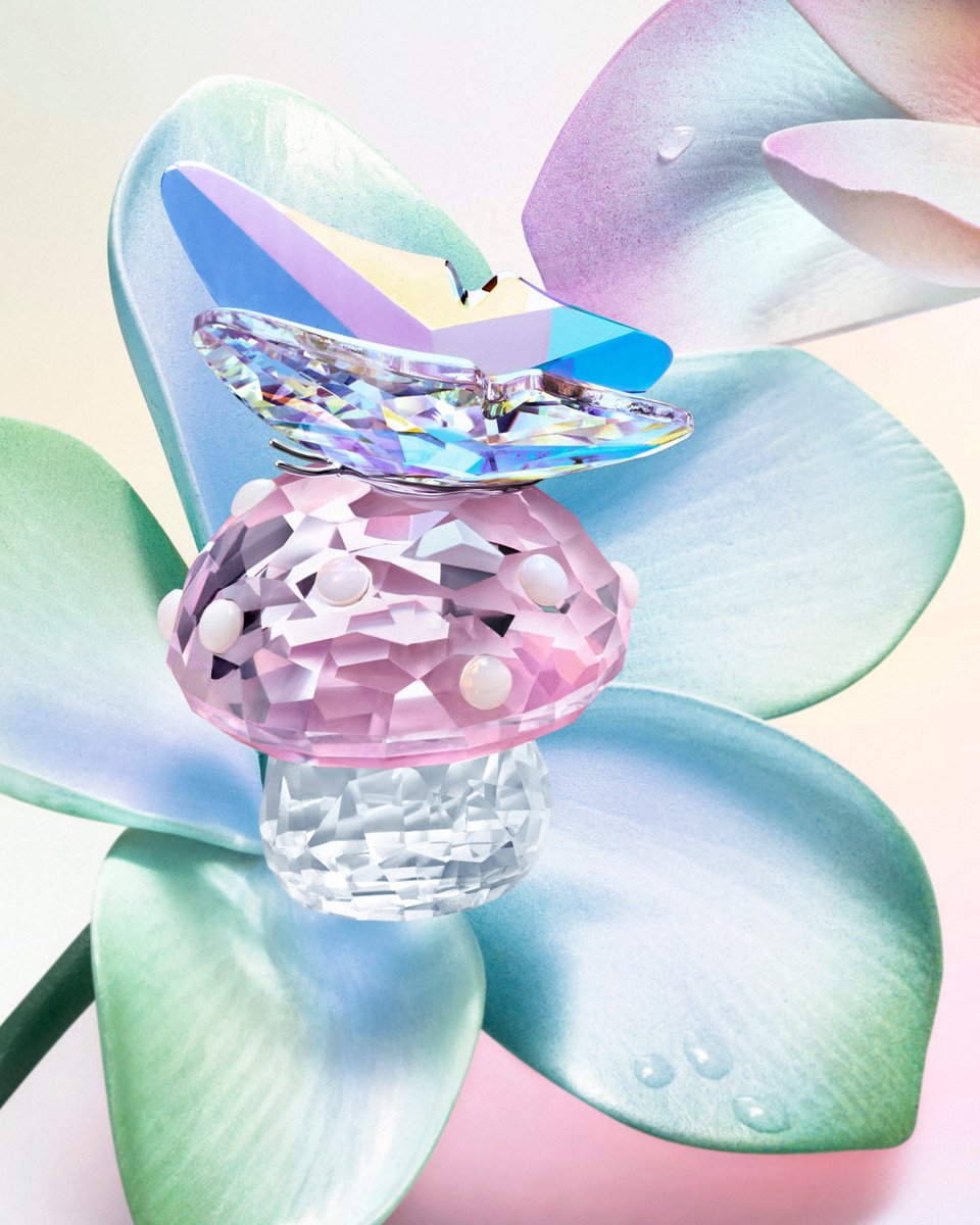 TheChimes's tweet photo. Add some sparkle to your weekend with the Ariana Grande x @swarovski capsule collection. ✨ https://t.co/dk0mKH5CxG
