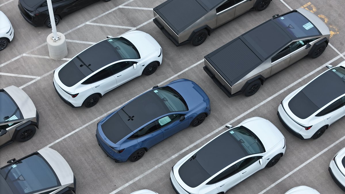 JoeTegtmeyer's tweet photo. New colors on Model Y’s announced by @Tesla_na yesterday showing up at Giga Texas today! Marine blue for the Model Y Premium and Frost Blue for the Model Y Performance!

In this short video clip, you can see the old and blue next to each other and the frost blue is very evident! https://t.co/wW5M6xFLru