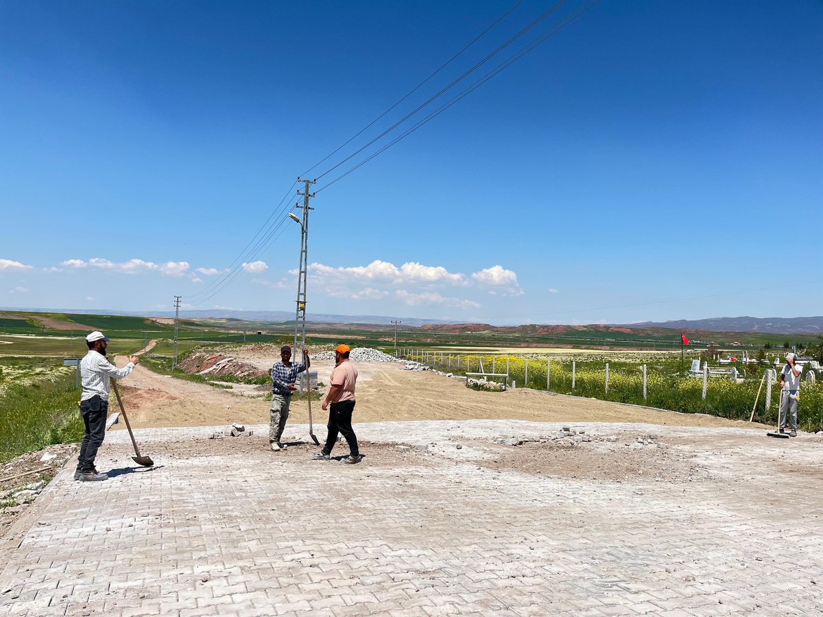 DeliceKaymakaml's tweet photo. Kaymakamımız Tugay CİNGİRT, Yeniyapan Köyü’nde devam eden kilit parke taşı döşeme çalışmalarını yerinde inceleyerek yürütülen çalışmalar hakkında yetkililerden bilgi aldı. https://t.co/XNd2lIOg90