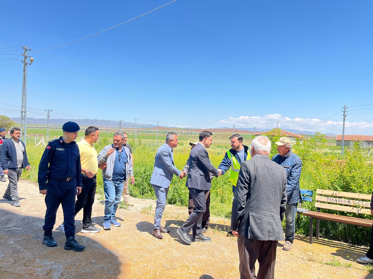 DeliceKaymakaml's tweet photo. Kaymakamımız Tugay CİNGİRT, Yeniyapan Köyü’nde devam eden kilit parke taşı döşeme çalışmalarını yerinde inceleyerek yürütülen çalışmalar hakkında yetkililerden bilgi aldı. https://t.co/XNd2lIOg90
