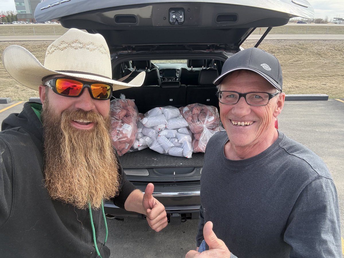 QuickDickMcDick's tweet photo. I'm slowly teaching @KonspiracyKevin how to haul cattle 🤠

THIS is supply management folks 👇🏻 I manage to supply beef to some damn fine Canadians 🤘🏻

#FarmDirect #Beef #Saskatchewan https://t.co/4fsdJfcV9C