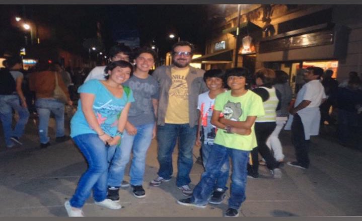 JotzR's tweet photo. aquí una foto con @eltalcha más grandecito
con mis primos y mi hermana.
por allá del 2011. Antes de un concierto de Austin TV en el metropólitan. 
#AdiósPoderoso https://t.co/0c5aNFzuqP