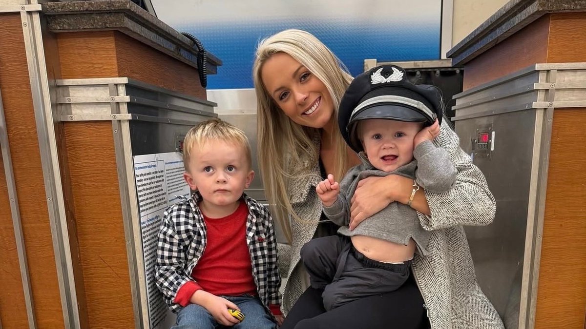 envoyaircareers's tweet photo. In honor of Mother's Day this Sunday, we're sharing how First Officer Tess Palmer brings heart to the flight deck and at home as a mom of two. 👶👩‍✈️👦

Happy Mother’s Day from all of us at Envoy Air!

https://t.co/d9dGSAhxtd https://t.co/PG0JZR4jPO