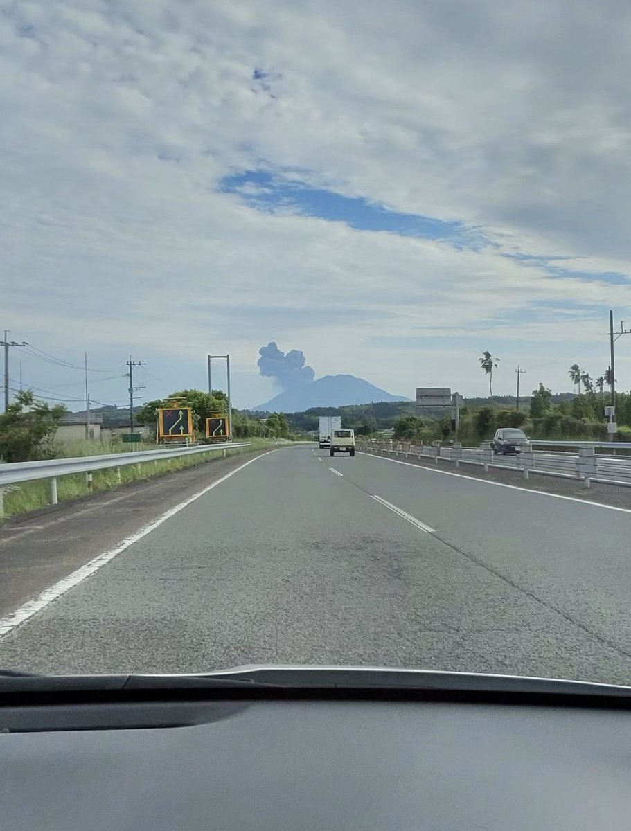 HandsKou's tweet photo. 鹿児島着いたら桜島が噴火してた https://t.co/vKJFQ88obP