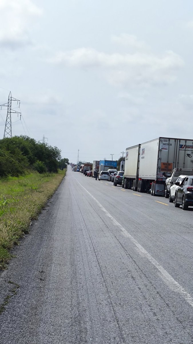CalebCharnicha1's tweet photo. @GN_Carreteras 10:55am sigue detenida la circulación 🫤 https://t.co/8PZFJQcOIt
