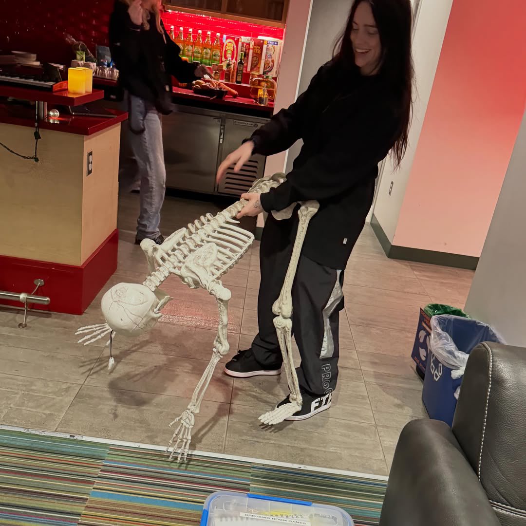 billieeilishtrs's tweet photo. Billie via mattypcock’s Instagram! ❤️ https://t.co/yCXnRxZKC5