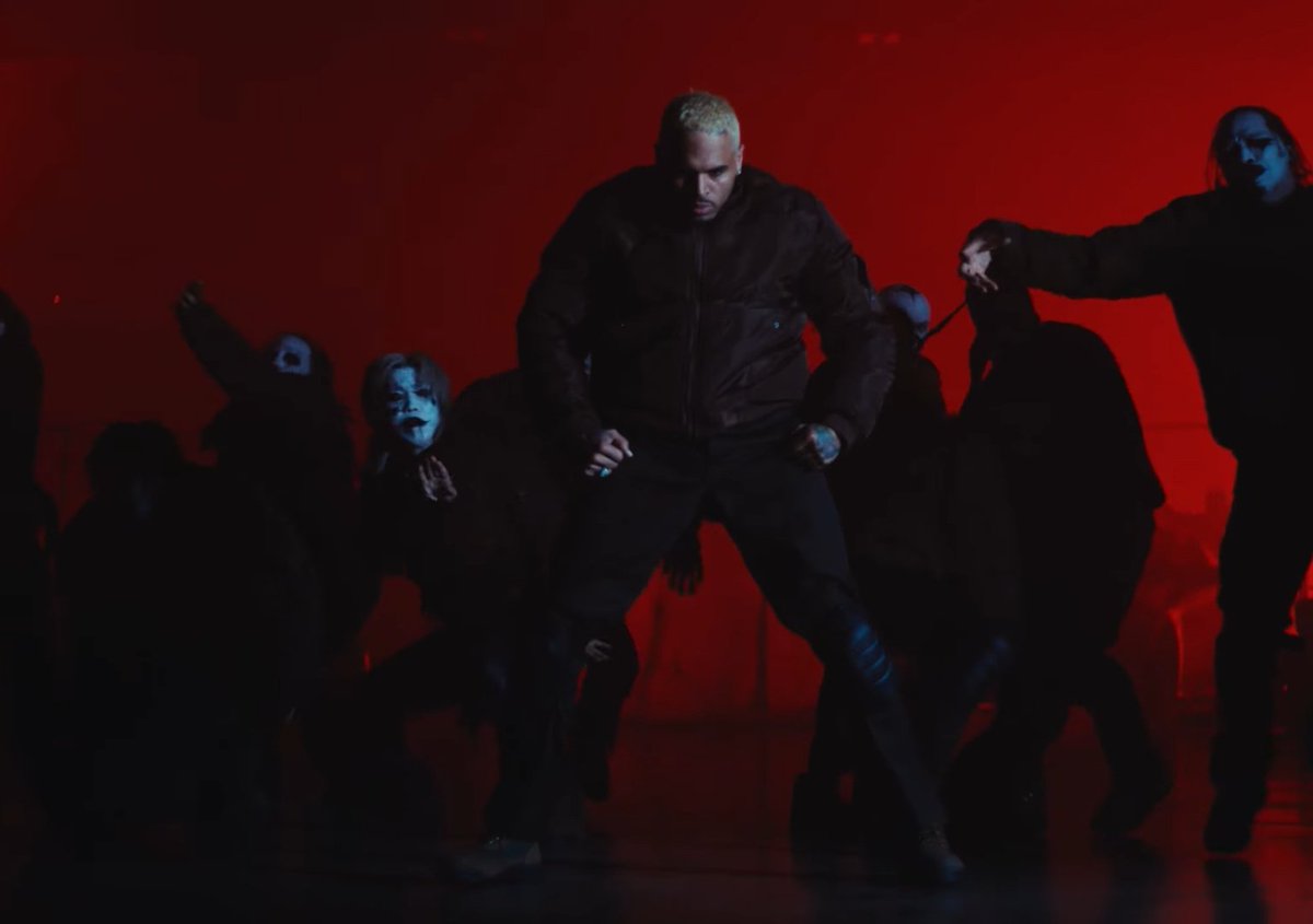 aingdebut_'s tweet photo. depois desse clipe estou completamente obcecado e apaixonado por esse palhaço junto do circo e do wheeling

não adianta achar que o rei não vai conseguir surpreender e superar o trabalho anterior pq ele vai lá e mostra completamente ao contrário 

chris brown em for the moment https://t.co/dVM1G8V9b4