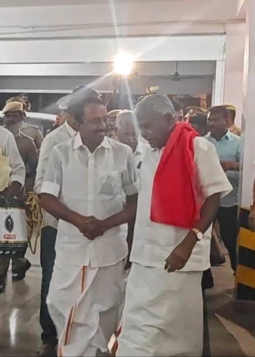Unexpected! 

Vachhathiiiiii koduran 
Adha velila kondu vandha communist 👏🏻