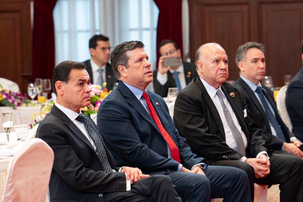 Santiago Peña tweet media
