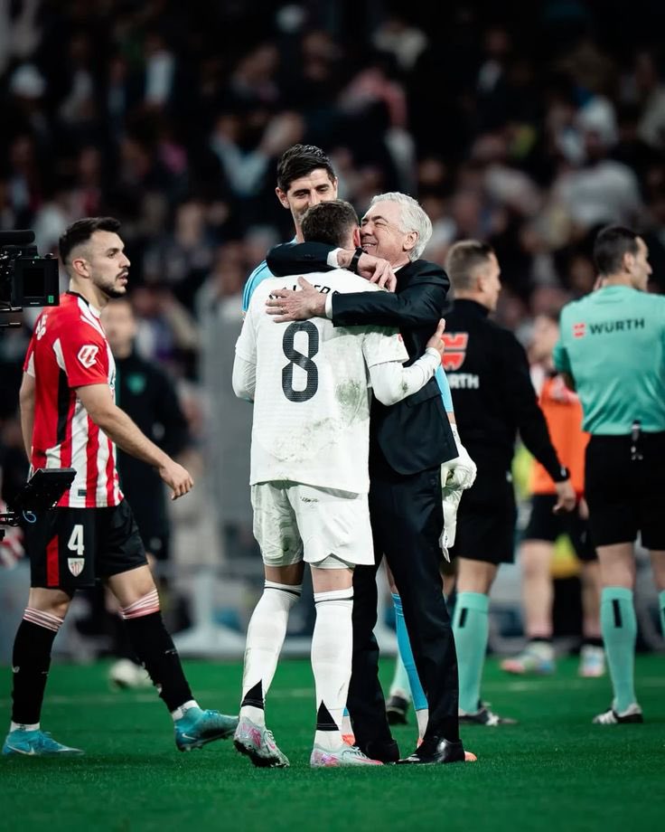 PasesUruguay's tweet photo. Carlo Ancelotti siempre del lado Federico Valverde de la vida:

“La gente ve la energía de Fede en el campo, pero no siempre ve lo que sucede detrás de escena.

Antes de un partido fuera de casa, nuestro autobús del equipo salía del campo de entrenamiento cuando Fede de repente pidió al conductor que se detuviera. Había notado a uno de los jóvenes jugadores de la cantera de pie afuera bajo la lluvia, esperando transporte.

Sin pensarlo dos veces, bajó del autobús, llevó al chico adentro y le dijo: ‘Si llevas esta insignia, nunca estás solo’.

Ese momento se quedó conmigo. El talento te hace importante en el Real Madrid… pero acciones como esa te hacen familia.”