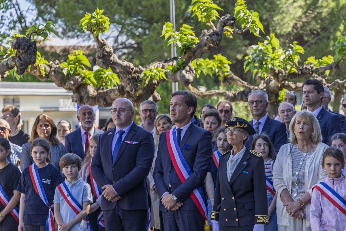 CastelnauleLez's tweet photo. 🇫🇷 81ème anniversaire de la victoire des Alliés sur l'Allemagne nazie et fin de la Seconde Guerre mondiale en Europe.
Julien Miro &amp; les membres du conseil municipal ont déposé une gerbe, en présence de la Secrétaire générale de la préfecture de l'Hérault :Véronique Martin St-Léon https://t.co/PsdDwan0HX