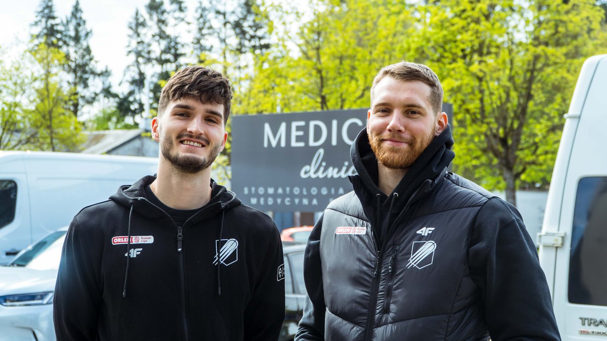 CzarniToWy's tweet photo. Nasi zawodnicy mieli okazję skorzystać z usług naszego Partnera - Medicus Clinic Słupsk 🦷✨

Dominik Wilczek skorzystał z profesjonalnego wybielania zębów 😁To zabieg wykonywany pod kontrolą specjalisty, który pozwala skutecznie rozjaśnić zęby i przywrócić uśmiechowi naturalny blask - bezpiecznie i komfortowo ✨Natomiast Szymon Tomczak przeszedł profesjonalną higienizację 🪥💪

Dziękujemy za profesjonalną opiekę, świetną atmosferę oraz wsparcie naszego zespołu 🤝🔥

#CzarniToWy