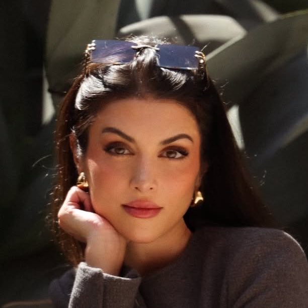 forumeplay's tweet photo. Em Icônica: De Faxineira à Fashionista, Anaju Dorigon é Pietra, sócia de uma grife de moda, que se vê ameaçada com a chegada de uma faxineira talentosa, Jussara, vivida por Aline Dias. É uma trama de Gustavo Reiz com direção de Roberta Richard para o Globoplay.

🗞️ Flávio Ricco https://t.co/DrJmwWTb7r