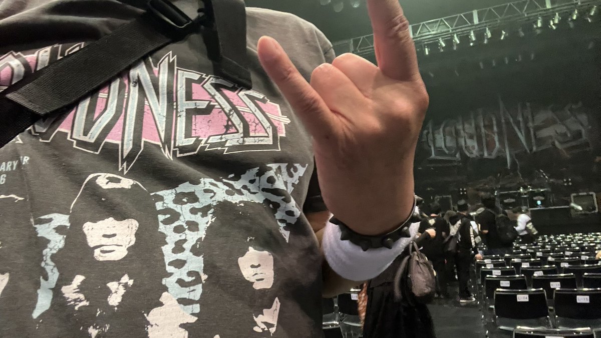 Mumdy's tweet photo. 1年振りの本家は幸せ過ぎて泣いた😂FFさんともご挨拶できたし、隣のお兄さんが喋りかけてくれてごっさ楽しかったです😆🤲
#LOUDNESS
#45thAnniversary
#LOUDCRAZYLOUD https://t.co/RS7rVHdLDM