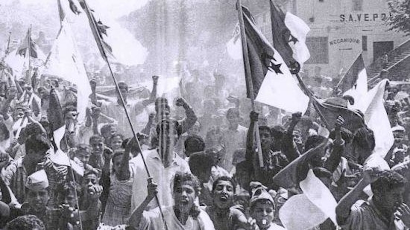 🇩🇿 Il y a 81 ans, le 8 mai 1945, alors que les derniers soldats nazis se vidaient enfin de leur sang à Berlin, écrasés par l'armée soviétique, la France massacrait des dizaines de milliers d'Algériens indépendantistes à Sétif, Guelma et Kherrata.