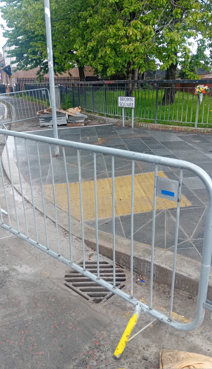 HughMur67027695's tweet photo. #PEACE5
#BCC
#STORMONT
Can any community groups looking too paint kerbs on da Shankill, have applications in for Friday 1690 at the latest, NS https://t.co/nuzuvVIwch