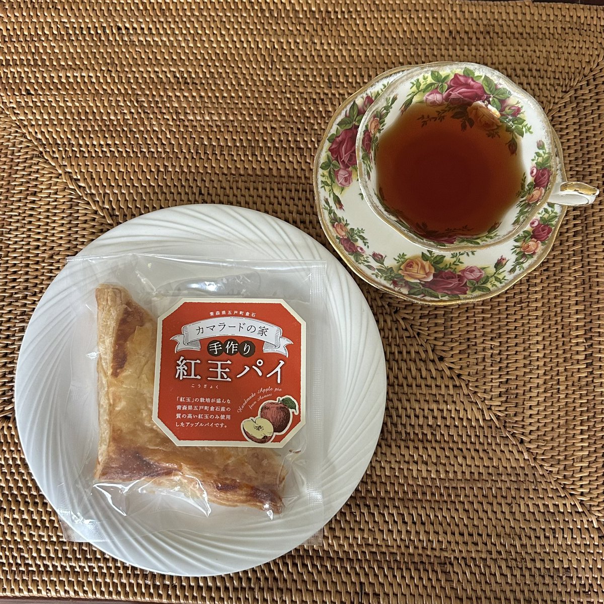 3時のおやつ🕒 …わかってた…アップルパイなら、どれでもいいってワケ