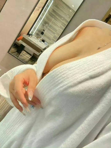 JamieMalie's tweet photo. 镜里镜外，哪个才是真实的我？？ https://t.co/Cd5f2Hs9OS