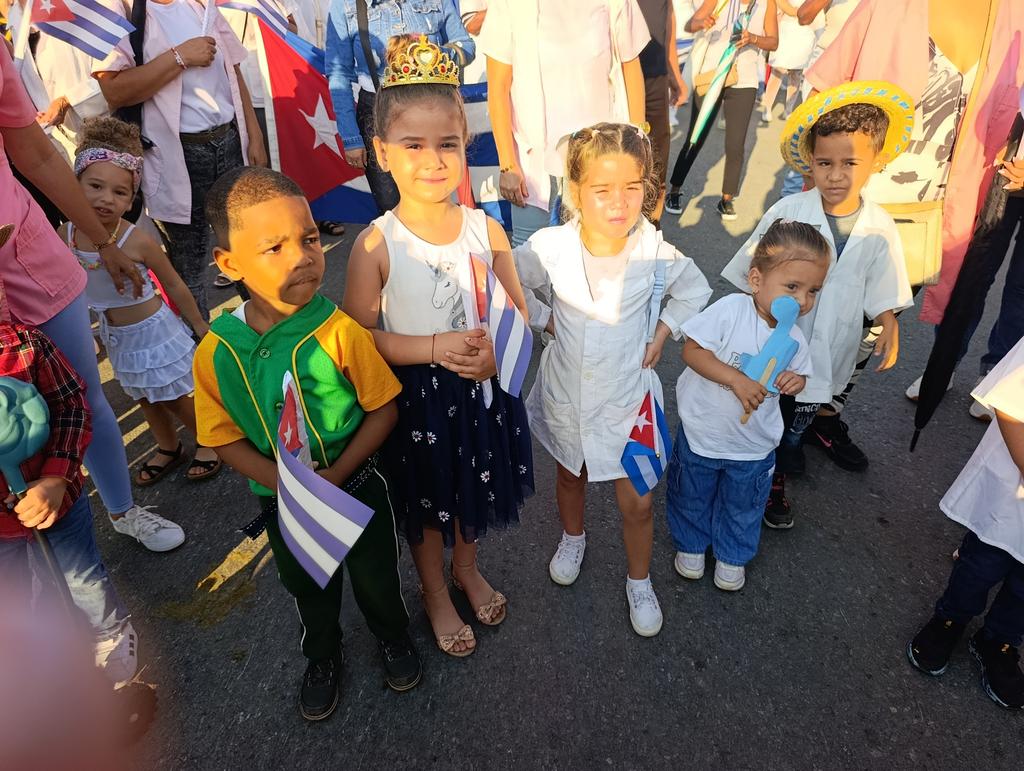 SaludCSur's tweet photo. Nuestro futuro garantizado , los niños desfilando en este 1 Mayo  
#LaPattiaSwDefiende https://t.co/dwvZNicREu