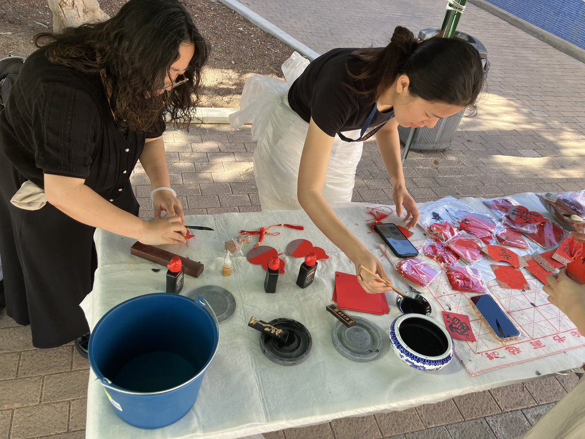 LeonorZozaya's tweet photo. Hoy en la facultad de Historia de la #ULPGC, para concluir con la #semanachina, hemos disfrutado de varias muestras de dicha cultura, como su #caligrafíachina para escribir tu nombre!
Today in the History Faculty, we enjoyed having our names written in #Chinesecalligraphy! https://t.co/XshFEoYQe1