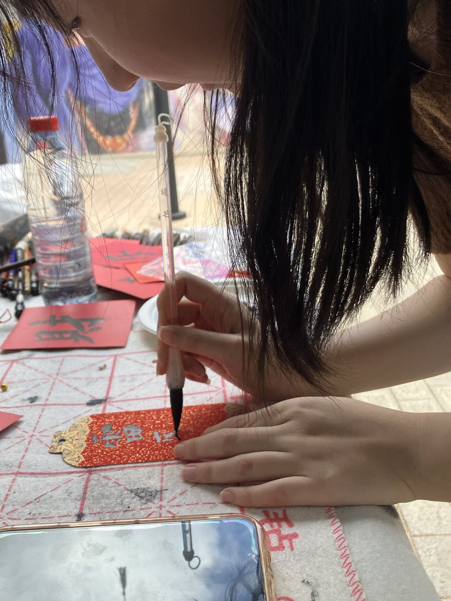 LeonorZozaya's tweet photo. Hoy en la facultad de Historia de la #ULPGC, para concluir con la #semanachina, hemos disfrutado de varias muestras de dicha cultura, como su #caligrafíachina para escribir tu nombre!
Today in the History Faculty, we enjoyed having our names written in #Chinesecalligraphy! https://t.co/XshFEoYQe1
