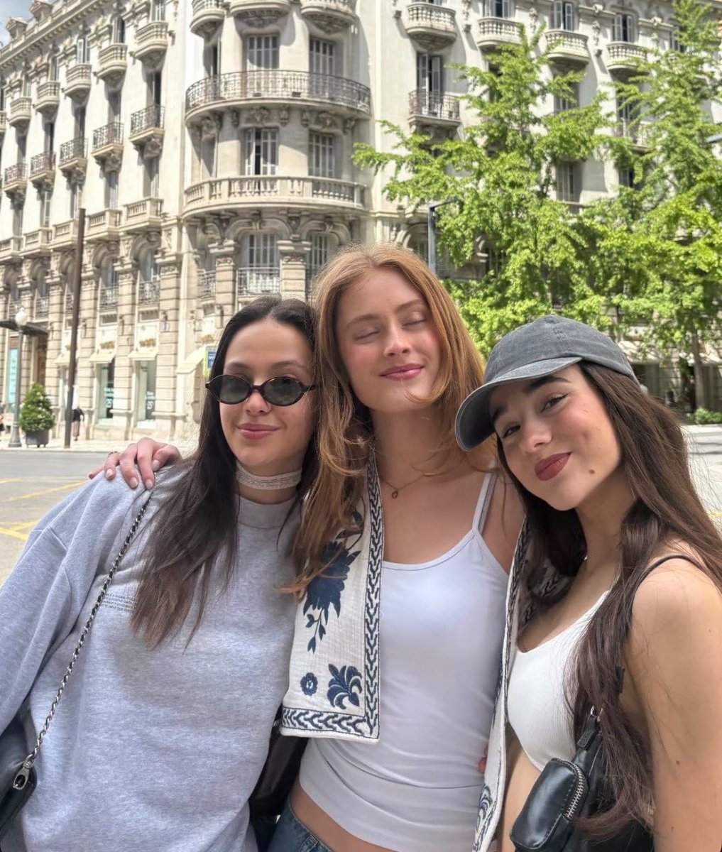aitanamiau's tweet photo. mi absoluto todo las amo https://t.co/rs5eE60c2D
