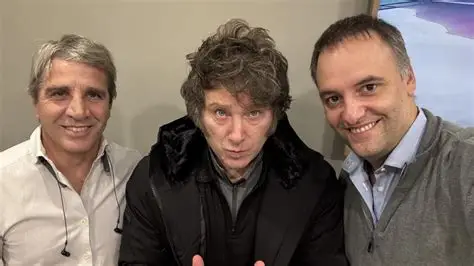 QUIEN ESPERA UNA DECLARACIÓN JURADA ADORNI?

YA TE VIERON DESNUDO EN TU OBSCENIDAD

NO PODÉS SALIR A LA CALLE

ACEPTASTE SER EL CAJERO DE LOS MILEI

TE ENTREGARÁN MÁS TEMPRANO QUE TARDE

LES PASA A CADA UNO QUE SE COVIERTE EN VALIJERO

TERMINA PRESO CON LOS RECEPTORES LIBRES

FIN