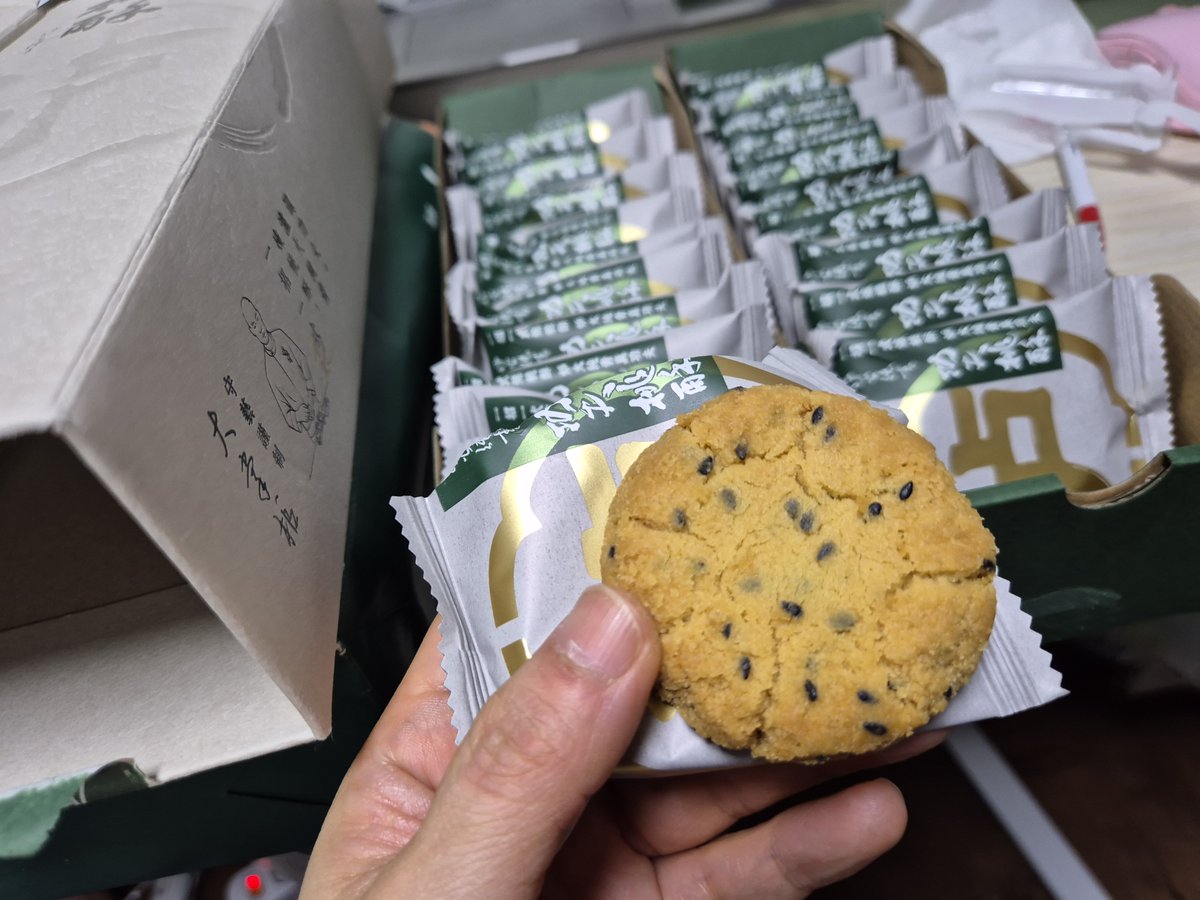 irichhouse's tweet photo. 中国からお越しいただいたダンスの先生、Yu様からいただいたクッキーです。🍪 鼻の再手術のために来られたYu様のエピソードは、本当に胸が痛みます。🥺

約1年前にはじめてお会いしたのですが、鼻の手術を終えて帰国されてすぐ、お父様が突然お亡くなり��なったそうです。

愛するお父様との別れに号泣されたため、鼻に負担がかかって形が少し曲がってしまい、鼻の中にしこりのようなものができて呼吸も少し不便になってしまったとのことでした。ㅠㅠ もともとスリムな方だったのですが、心労のせいか今はとても痩せてしまっていて、見ていて本当に胸が痛みました。😭

辛い時期にもかかわらず、忘れずにまたアイリッチハウスを訪ねてくださり、こんなに可愛いクッキーまでプレゼントしてくださって本当にありがとうございます。Yu様の心と体が一日も早く安らかに回復されることを心から祈っています。🙏💕

#アイリッチハウス #渡韓整形 #DT滞在 #温かいご縁