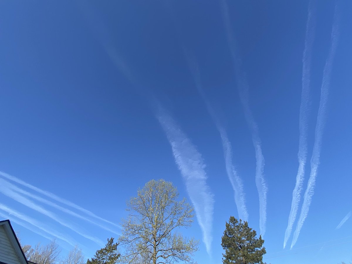 reddotburger's tweet photo. Gmorning #chemtrail #michigan #geoengineering https://t.co/gRioSlOU90